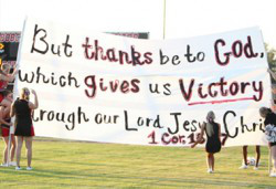 Juez levanta prohibición de pancartas alusivas a la Biblia  