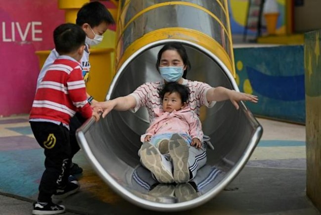 China introduce política de tres hijos para aliviar el problema del envejecimiento de la población