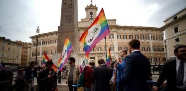 La Iglesia católica está dividida por la insistencia del Papa en bendecir las relaciones homosexuales