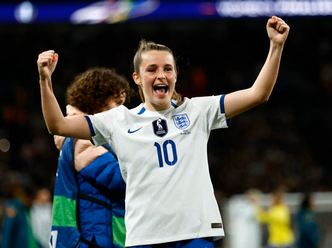 Prohíben a jugadores trans participar en soccer femenino en Reino Unido