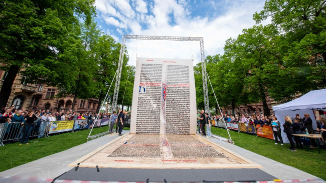 Imprimen a página de la Biblia más grande del mundo en honor a la Imprenta de Gutenberg