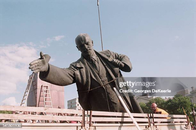 Estatua de Lenin derribada en Kirguistán