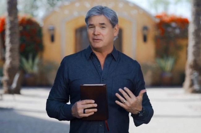 Pastor de California advierte que si se aprueba proyecto de ley anti-padres, deben abandonar el estado