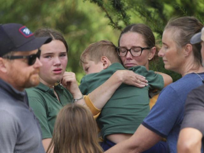 Un hombre transgénero armado mató a dos niños e hirió a 17 en un ataque a un servicio religioso en una escuela de Minnesota