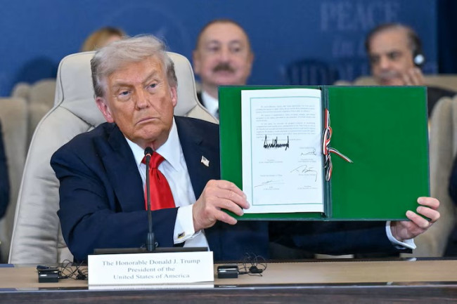 Trump firma acuerdo de paz para Gaza ante líderes mundiales