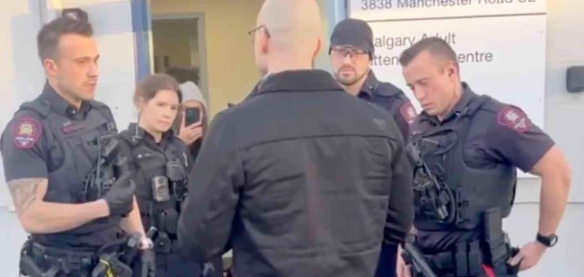 Pastor canadiense es arrestado tras rechazar una disculpa ordenada por el tribunal por protestar contra eventos de drag queens en una biblioteca pública