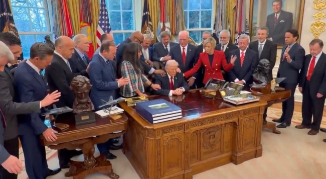 Pastores oran por Trump en la Casa Blanca