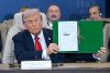 Trump firma acuerdo de paz para Gaza ante líderes mundiales